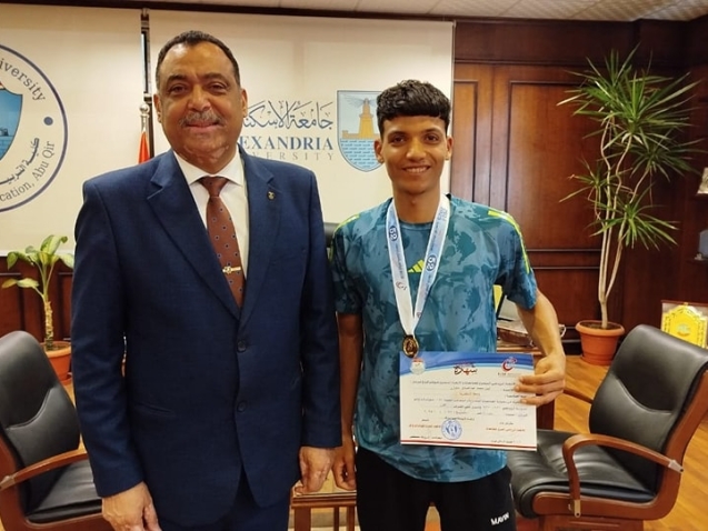 تكريم الطالب نبيل الصادق